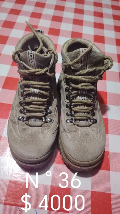 Botas de montaña talla 36 en buen estado - miniatura 1