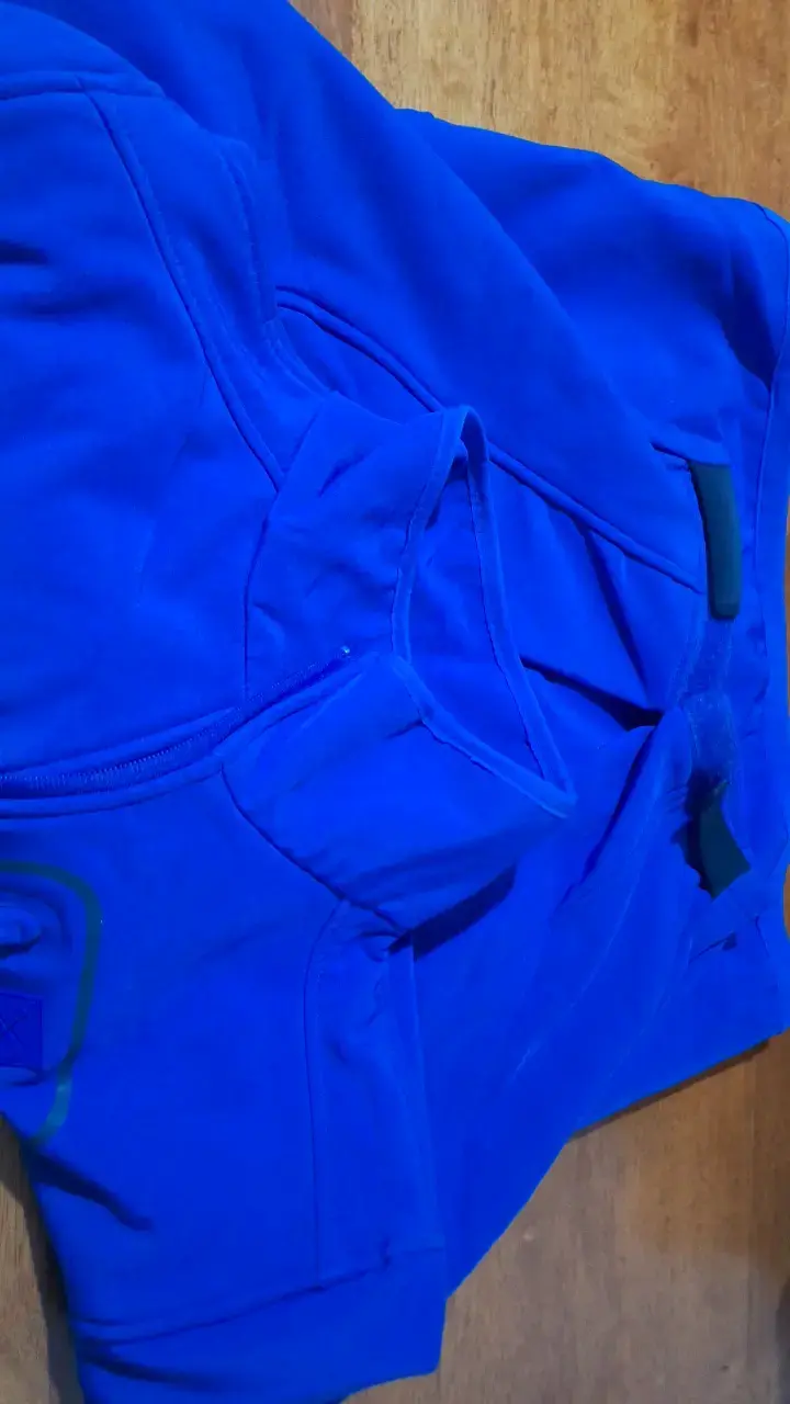 Chaqueta polar azul con cierre y bolsillos - 2