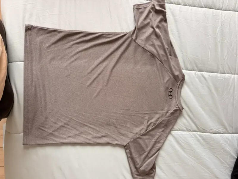 Polera deportiva Under Armour gris para hombre - 2