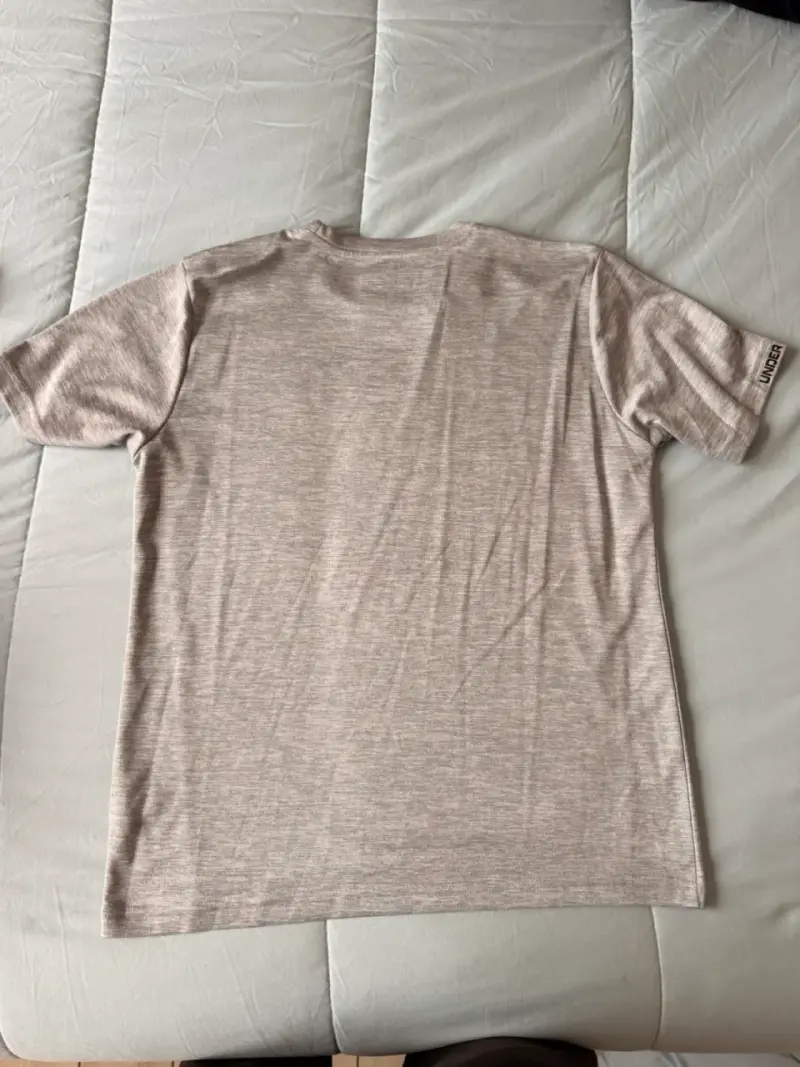 Polera deportiva gris Under Armour para hombre - 1