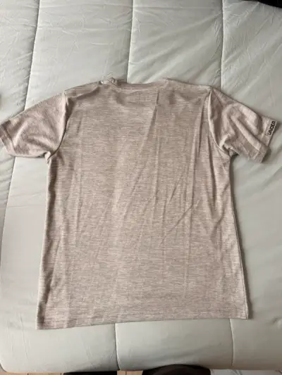 Polera deportiva gris Under Armour para hombre - miniatura 1