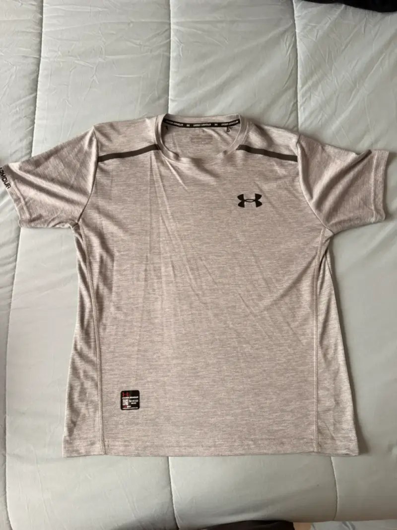 Polera deportiva gris Under Armour para hombre - 2