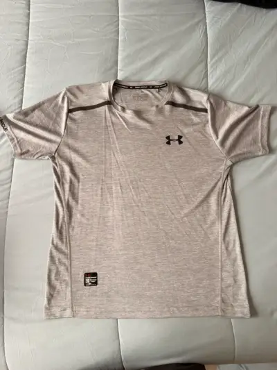 Polera deportiva gris Under Armour para hombre - miniatura 2