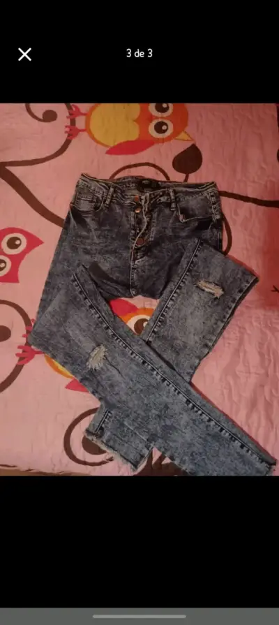Jeans de mezclilla desgastados para mujer - miniatura 1