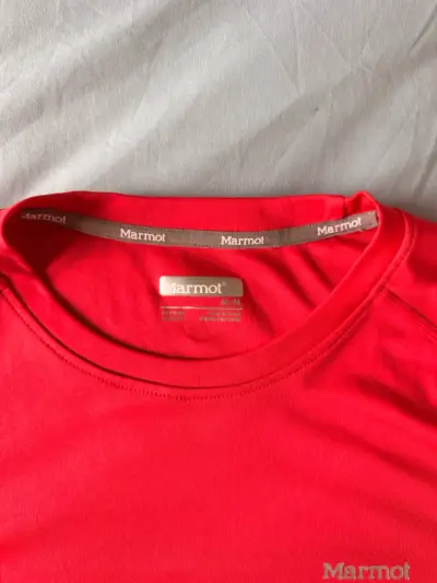 Polera Deportiva Roja Marmot para Hombre - miniatura 2