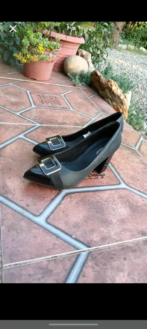 Zapatos de tacón negros con hebilla decorativa