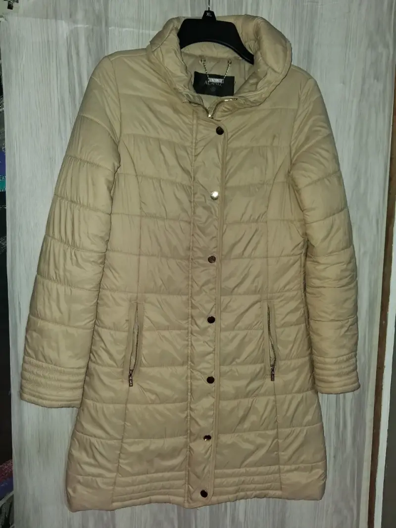 Abrigo largo acolchado beige para mujer - 1