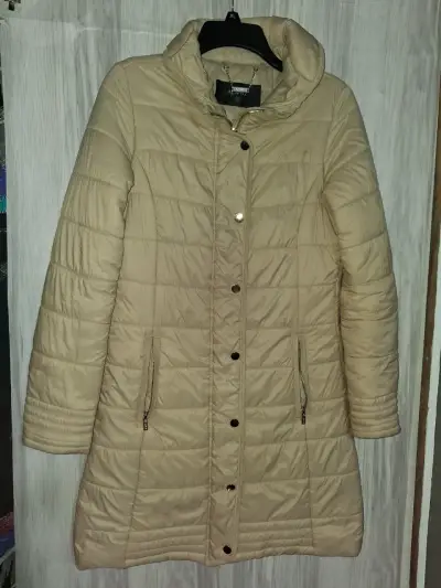 Abrigo largo acolchado beige para mujer - miniatura 1