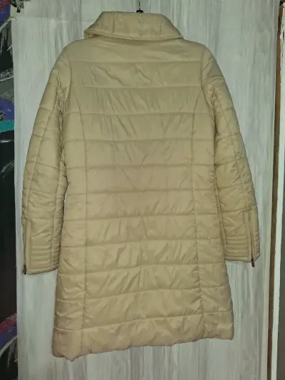 Abrigo largo acolchado beige para mujer - miniatura 2