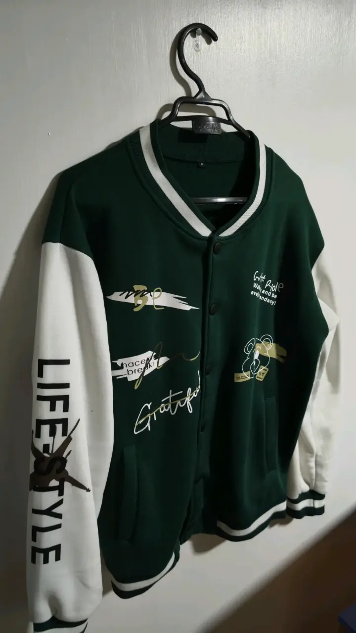 Chaqueta estilo varsity verde y blanca - 1