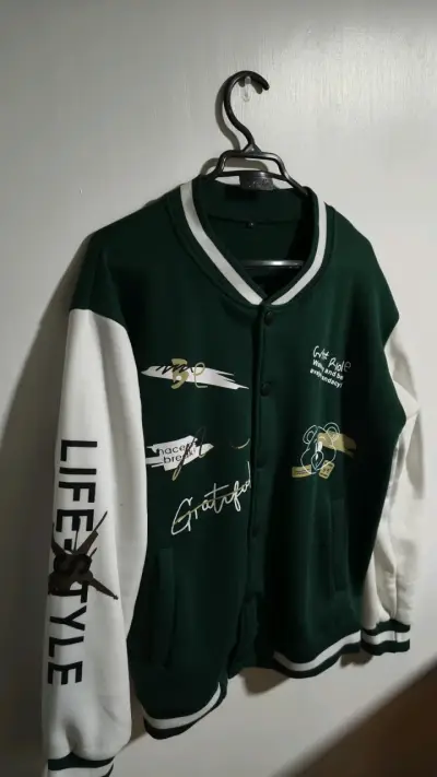Chaqueta estilo varsity verde y blanca - miniatura 2