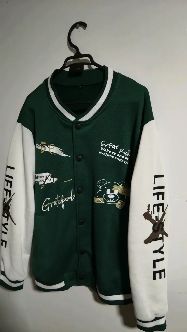 Chaqueta estilo varsity verde y blanca - 3