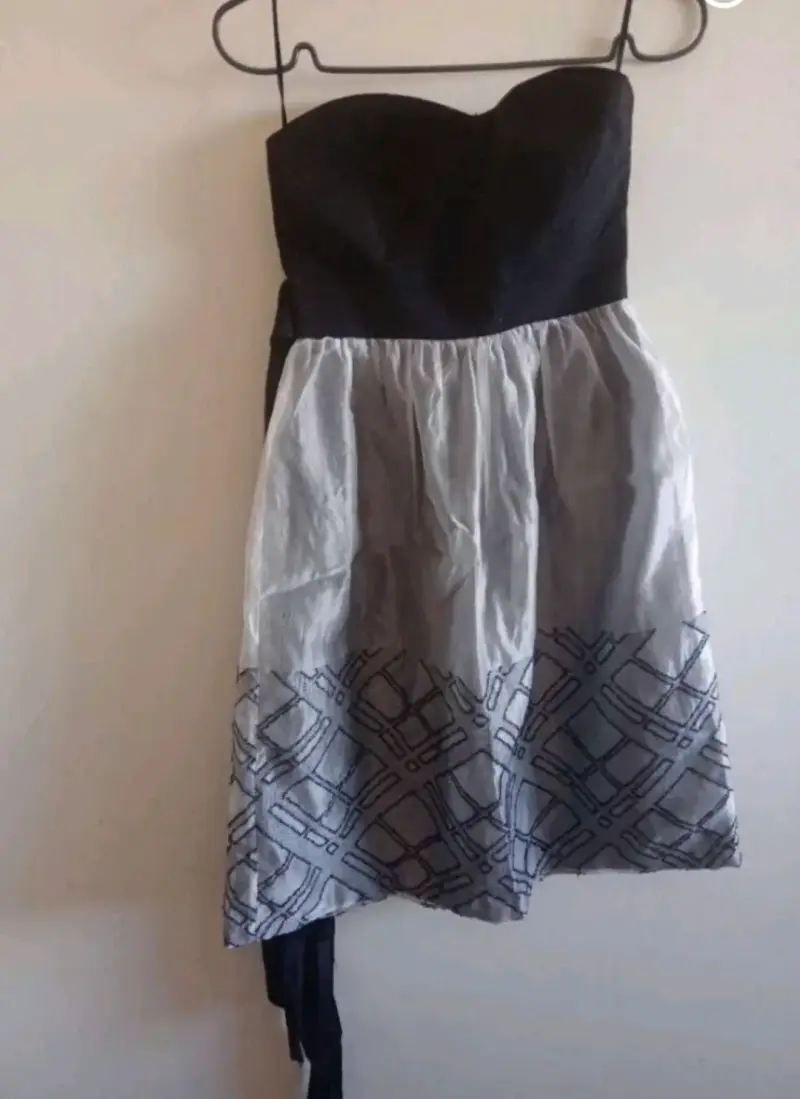Vestido strapless bicolor elegante - 2