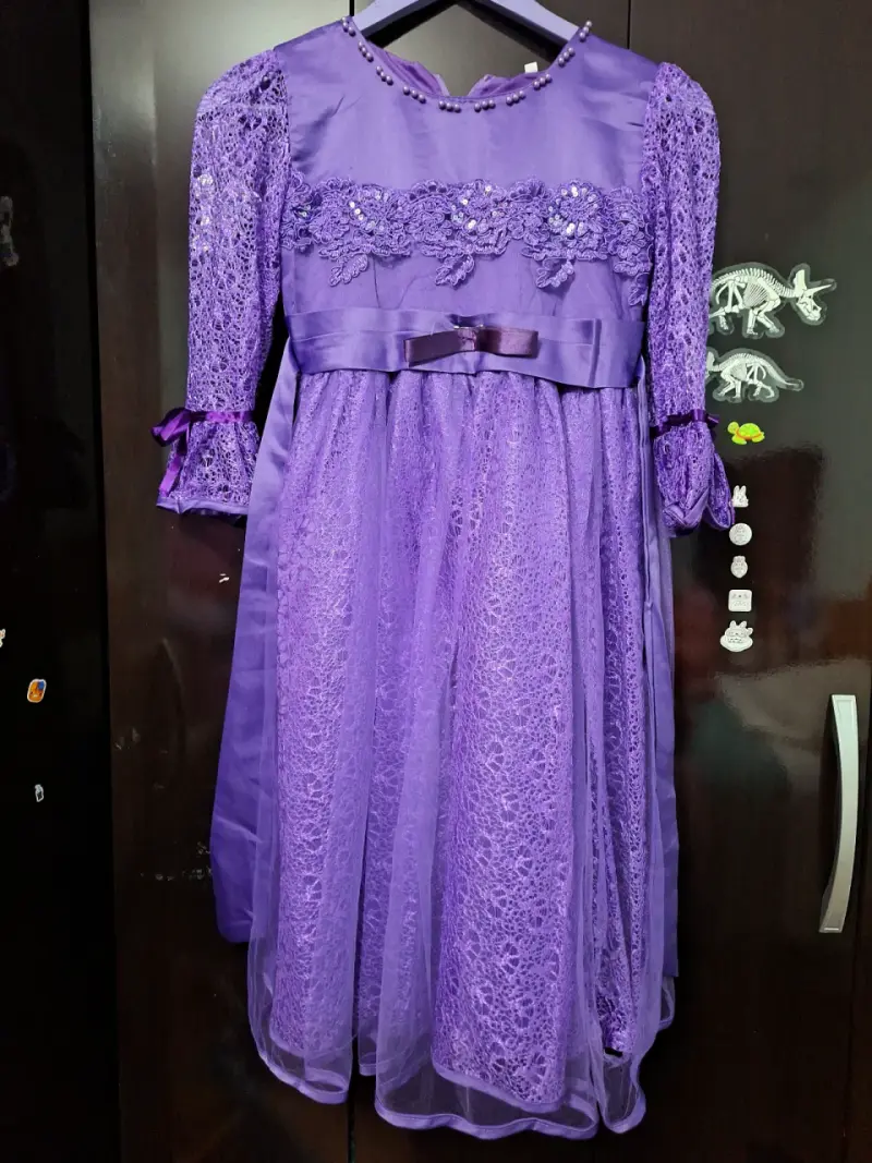 Vestido de fiesta infantil morado con encaje