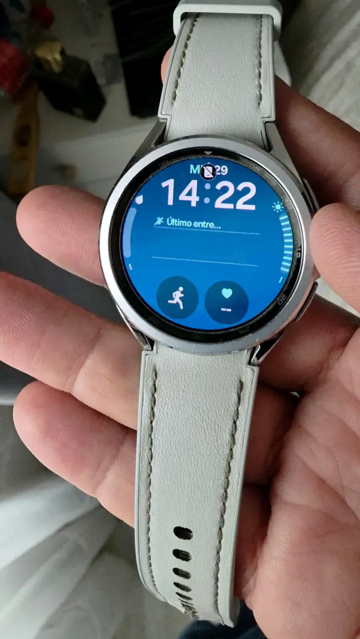 Smartwatch Samsung Galaxy con correa beige - 3
