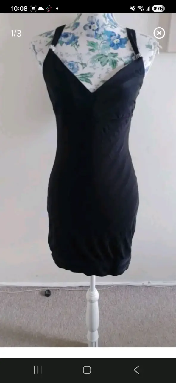 Vestido negro ajustado con tirantes - 2