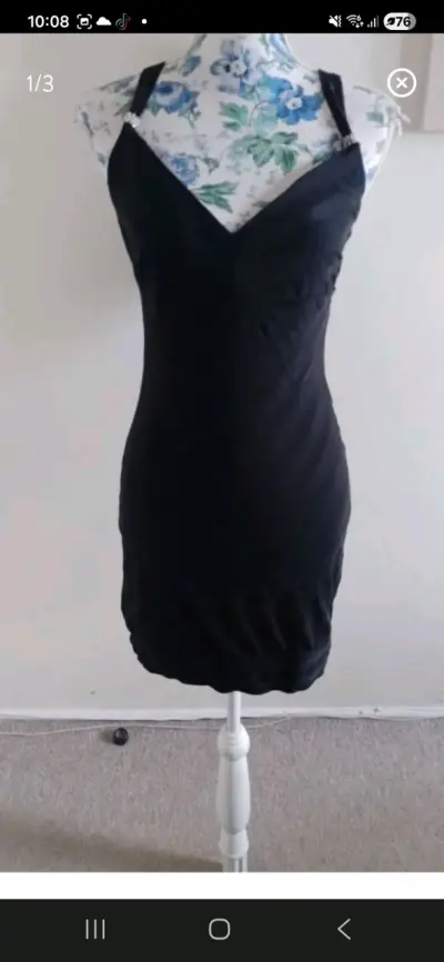 Vestido negro ajustado con tirantes - miniatura 2