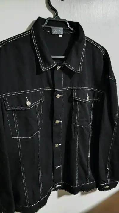Chaqueta negra con costuras blancas para hombre - miniatura 1