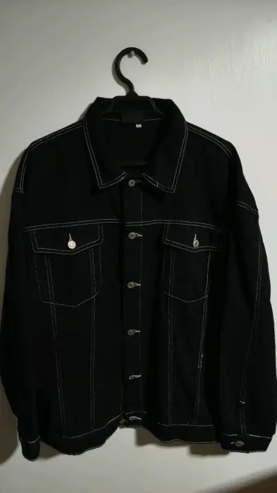 Chaqueta negra con costuras blancas para hombre - miniatura 2