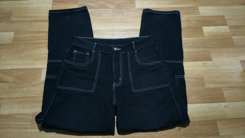 Pantalones negros con costuras contrastantes - 1