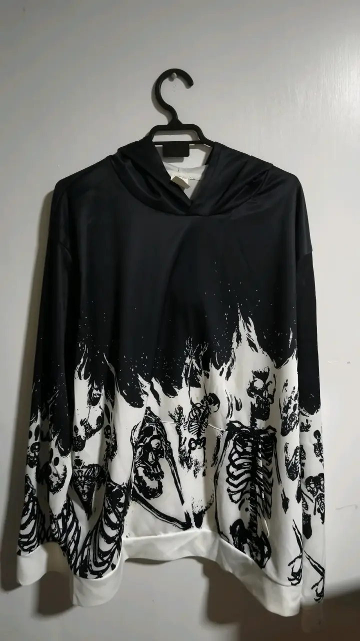 Polerón diseño esqueleto en blanco y ne - 1