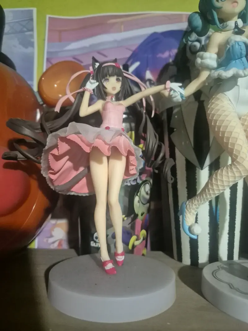 Figura de colección anime chica con vestido rosa