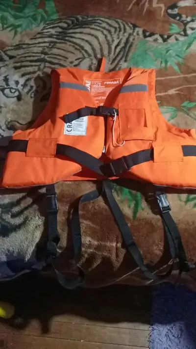 Chaleco salvavidas naranja con correas ajustables - miniatura 2