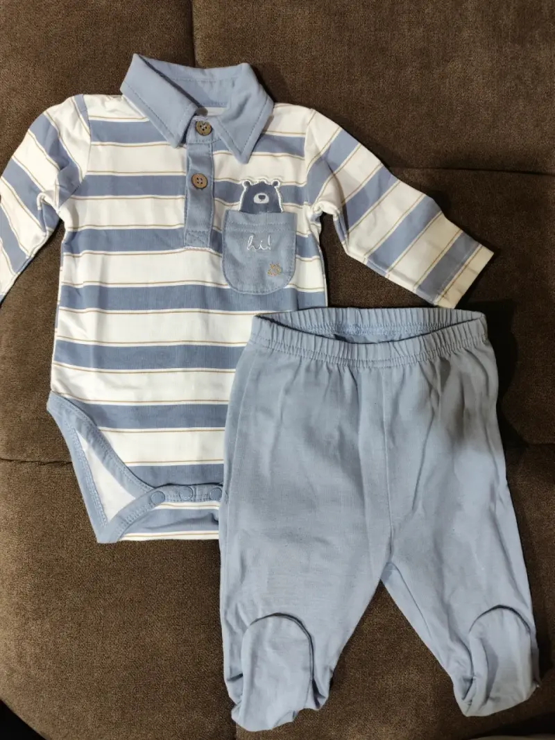 Conjunto de bebé a rayas azul y blanco