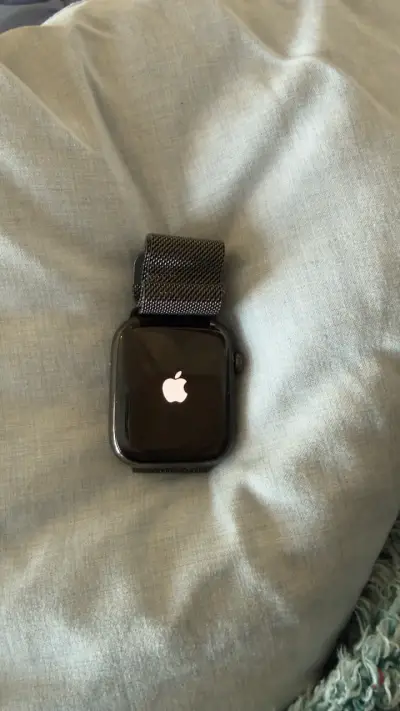 Apple Watch con correa de malla metálica b|_oqead0 - miniatura 1