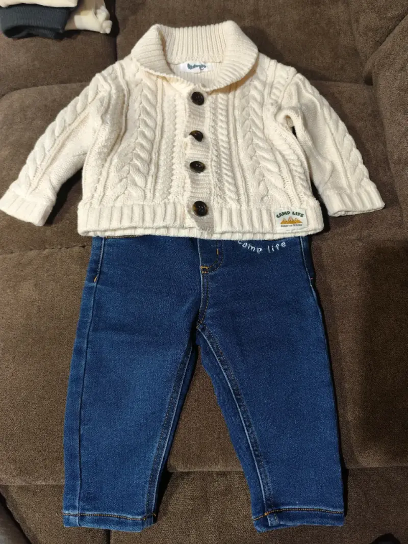 Conjunto de bebé con chaleco tejido y jeans