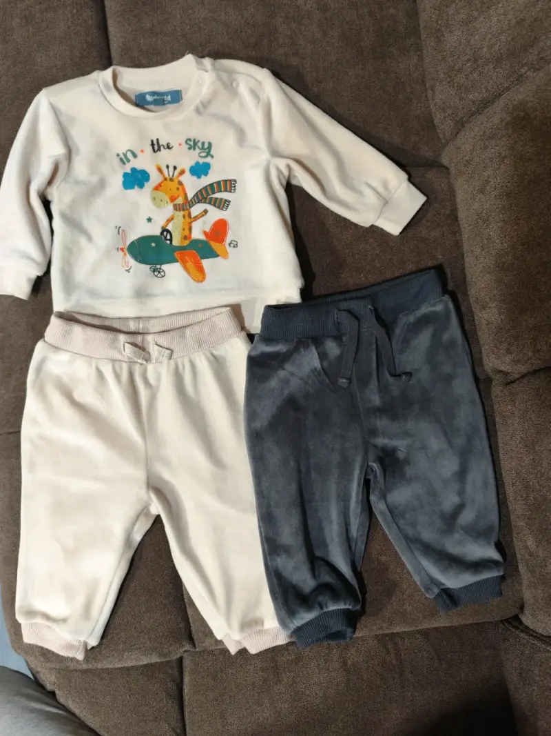 Conjunto de ropa infantil con diseño de jirafa