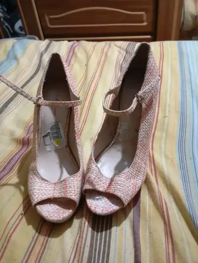 Zapatos de Tacón Alto Rojos y Beige con Correa - miniatura 1