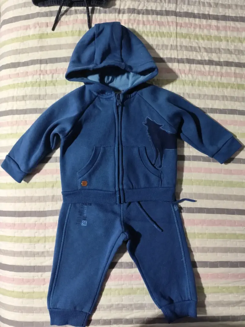 Conjunto de bebé azul con capucha y diseño de lobo