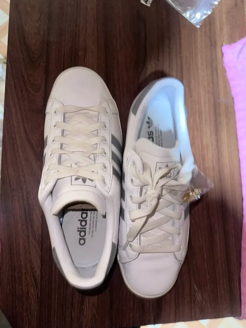 Zapatillas blancas Adidas con detalles grises - 1