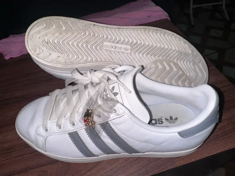 Zapatillas blancas Adidas con detalles grises - 2