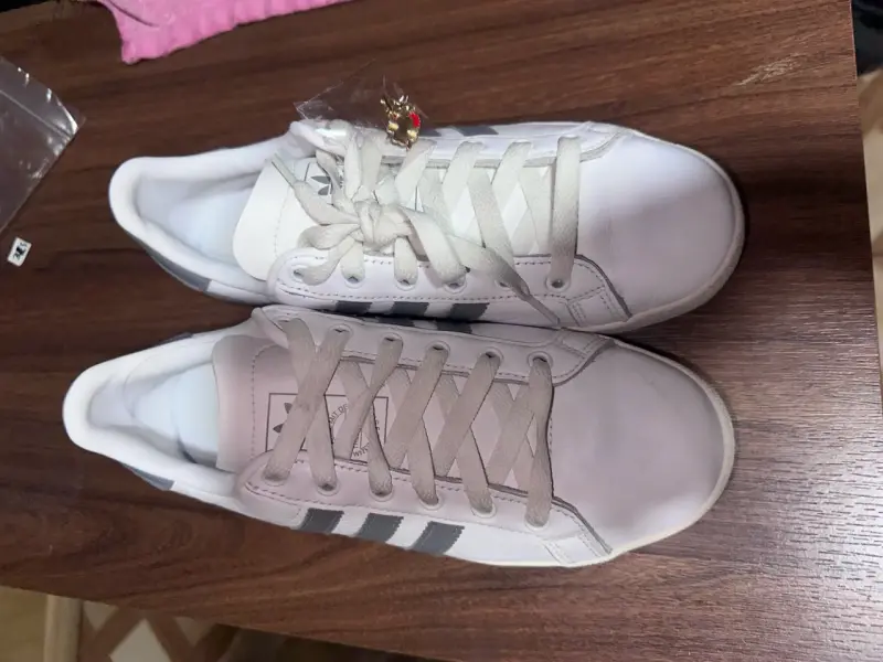 Zapatillas blancas Adidas con detalles grises - 3