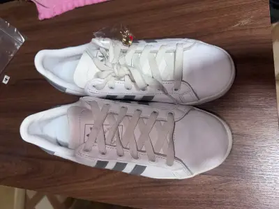 Zapatillas blancas Adidas con detalles grises - miniatura 3