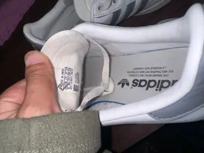 Zapatillas blancas Adidas con detalles grises - miniatura 4