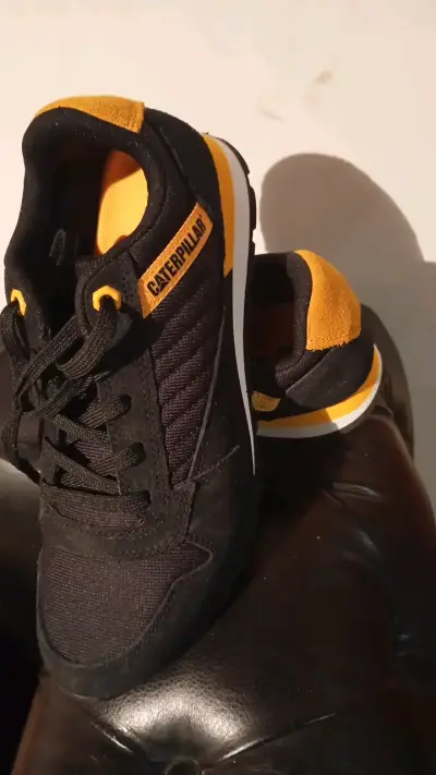 Zapatillas deportivas negras y amarillas Caterpillar - miniatura 1