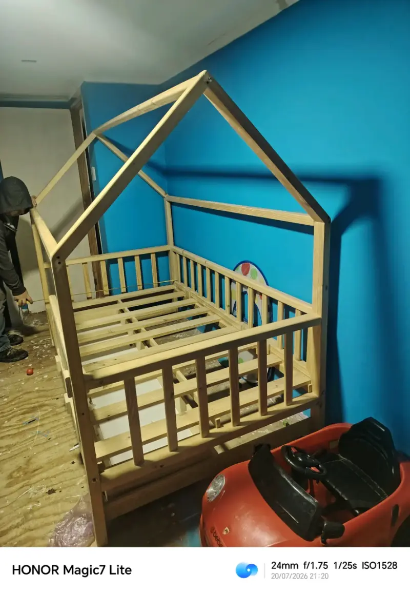 Cama montesori de madera en forma de casa - 1
