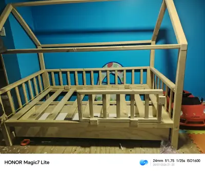 Cama montesori de madera en forma de casa - miniatura 2