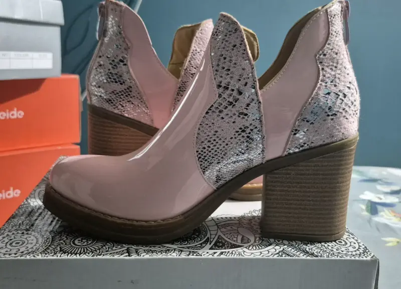 Botines rosados de charol con tacón grueso - 1