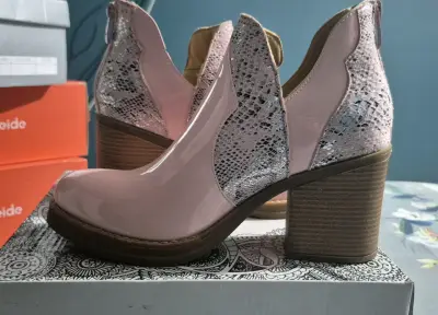 Botines rosados de charol con tacón grueso - miniatura 1