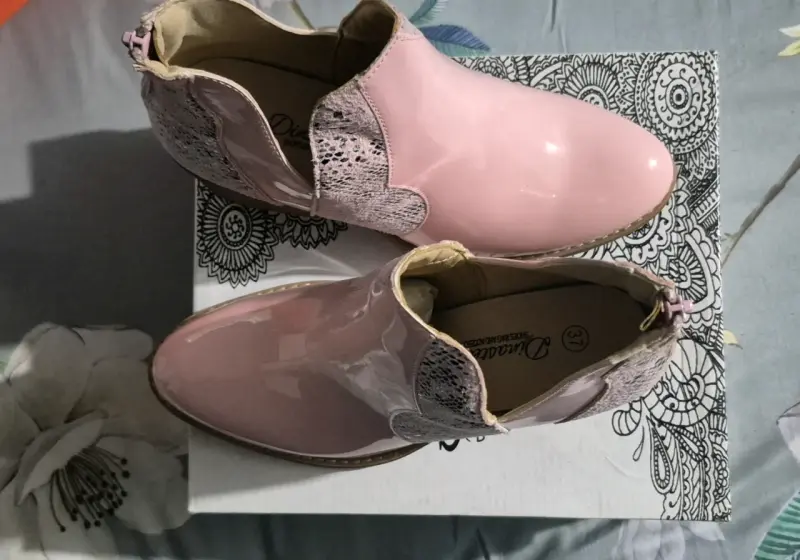 Botines rosados de charol con tacón grueso - 2