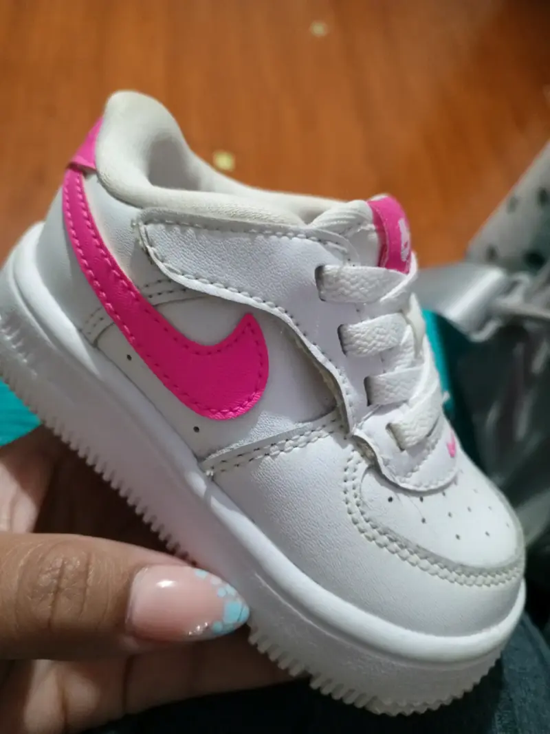Zapatillas deportivas blancas para niños con detalle rosa - 1