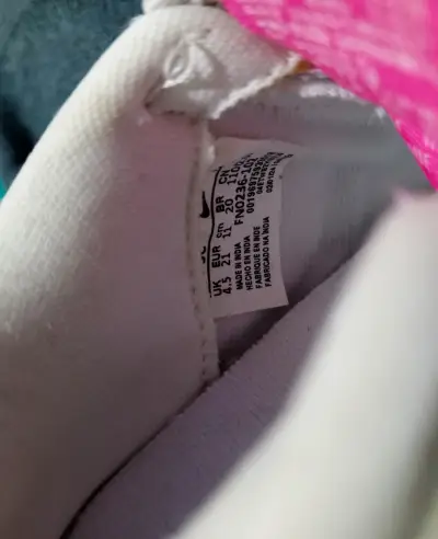 Zapatillas deportivas blancas para niños con detalle rosa - miniatura 2