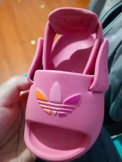 Zapatillas deportivas blancas para niños con detalle rosa - miniatura 3