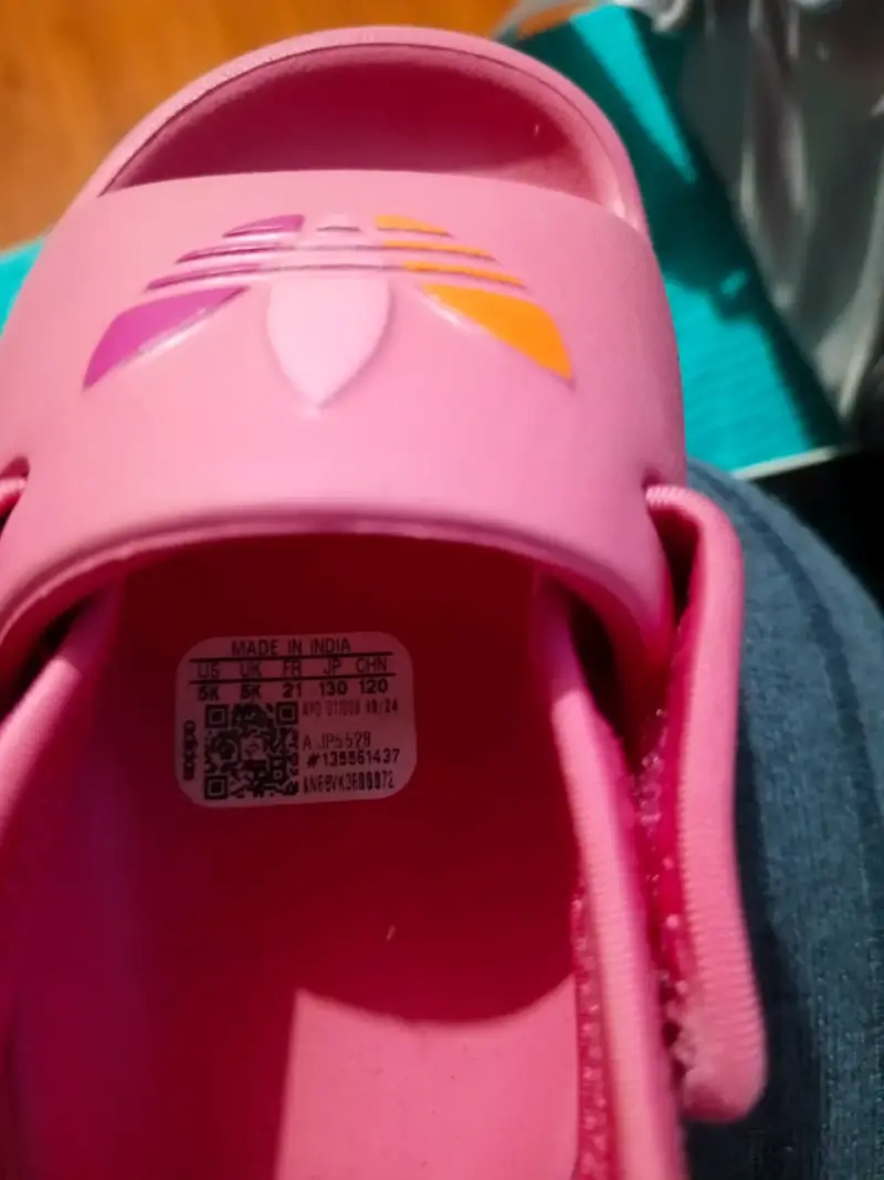 Zapatillas deportivas blancas para niños con detalle rosa - 4