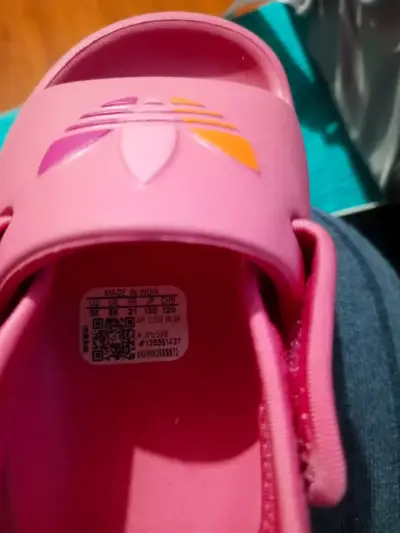 Zapatillas deportivas blancas para niños con detalle rosa - miniatura 4