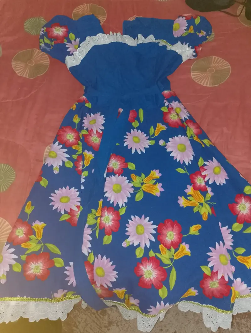 Vestido floral azul con encaje